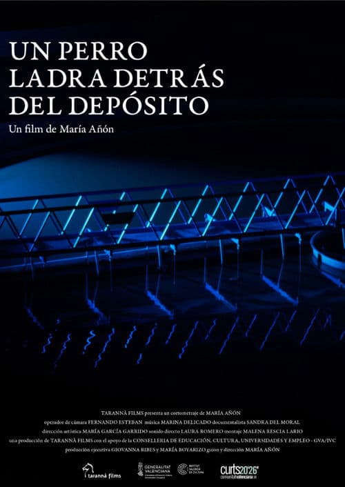 Un perro ladra detrás del depósito